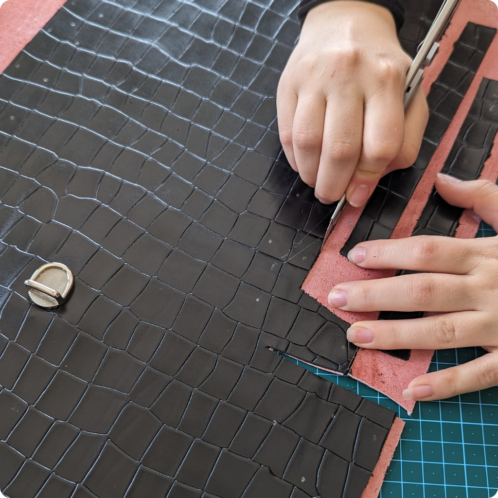 תמונה של מישהי עובדת בסדנה