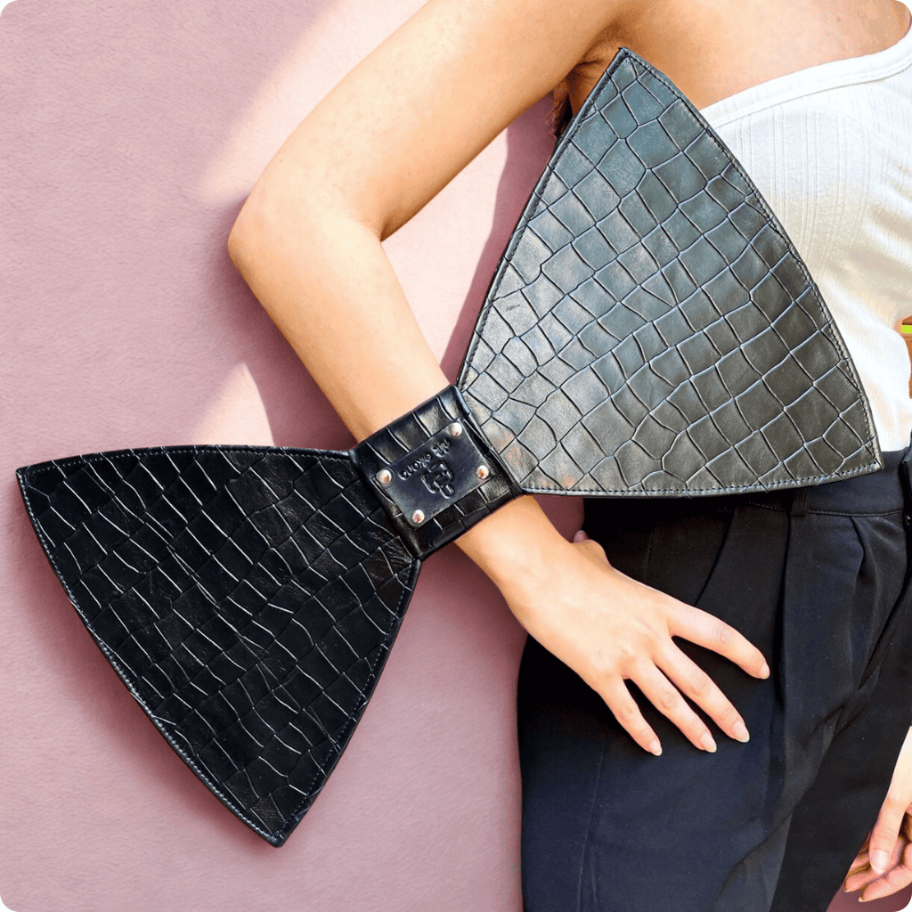 תיק פפיון שחור על רקע ורוד